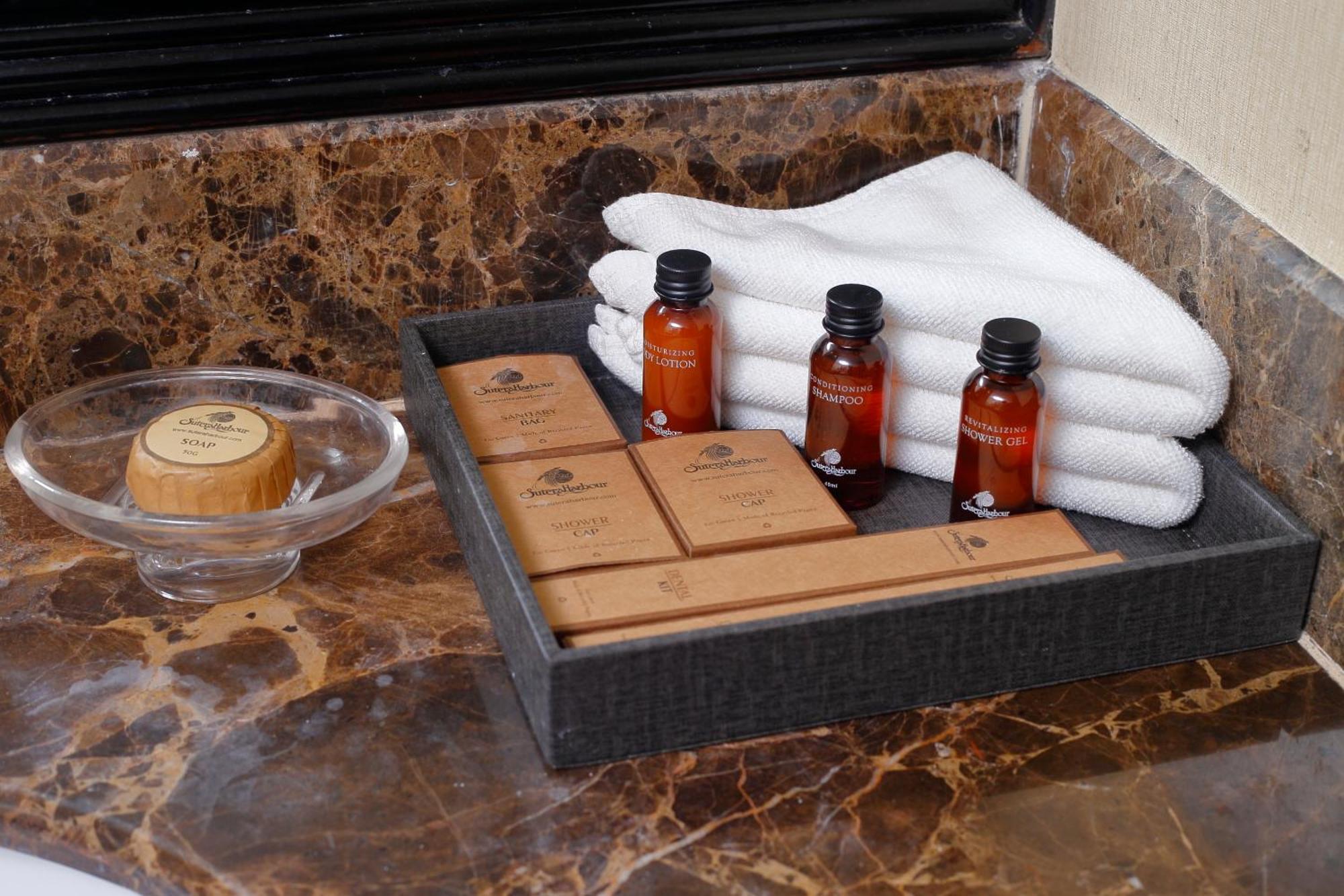 فندق ذا باسيفيك سوتيرا كوتا كينابالو المظهر الخارجي الصورة A selection of toiletries in a hotel bathroom