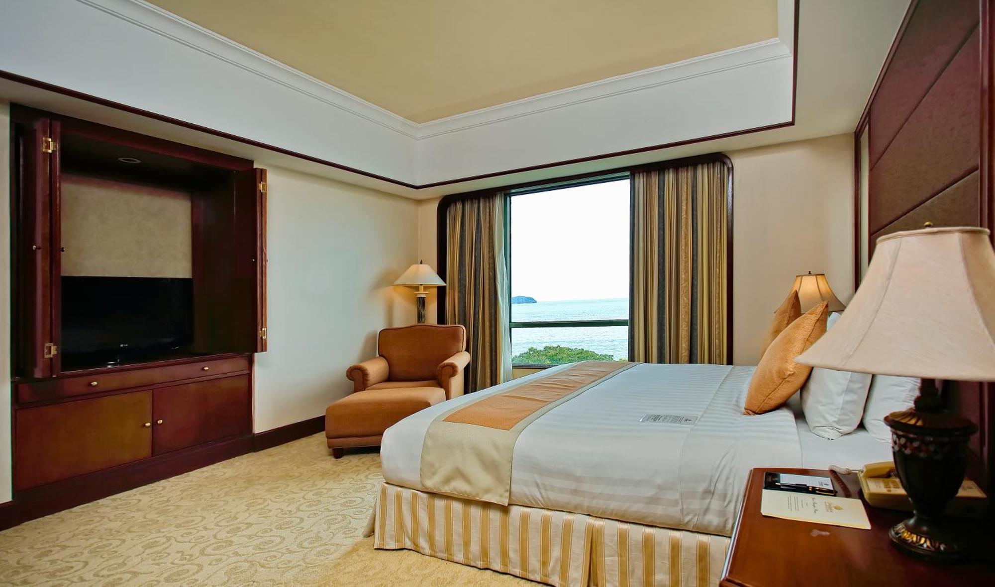 فندق ذا باسيفيك سوتيرا كوتا كينابالو المظهر الخارجي الصورة A bedroom at the Shangri-La Hotel, Kuala Lumpur