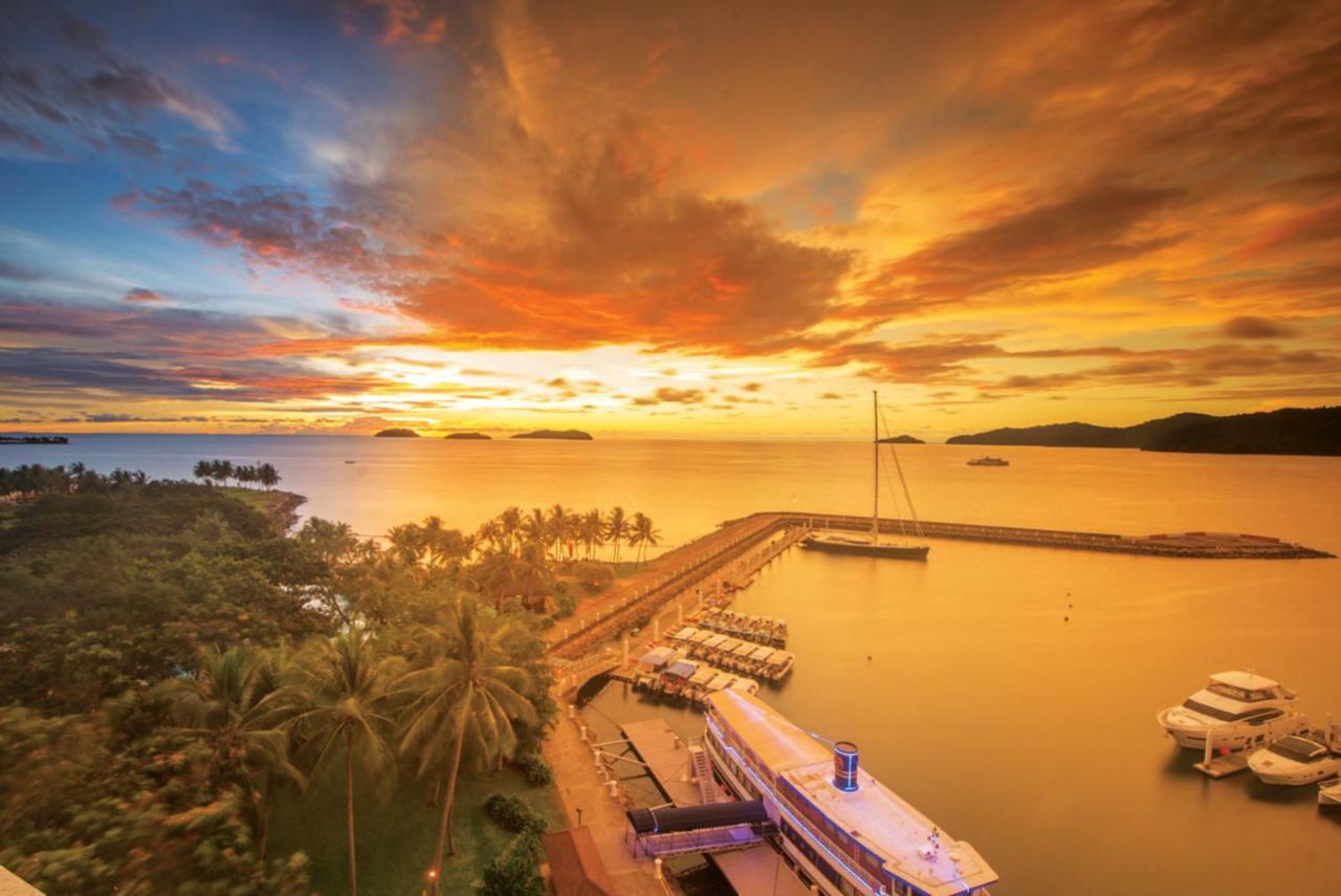فندق ذا باسيفيك سوتيرا كوتا كينابالو المظهر الخارجي الصورة Sunset at the Royal Phuket Yacht Club